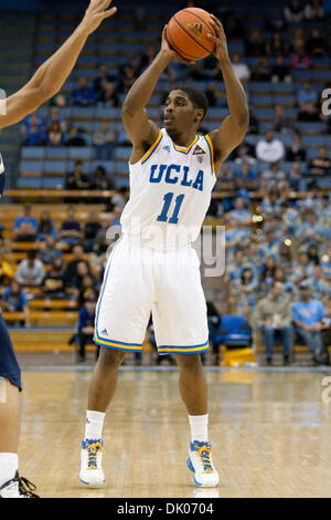 21. Dezember 2010 - Westwood, Kalifornien, USA - UCLA Bruins Wache sucht eine offene Teamkollegen während die Montana State Vs UCLA Spiel im Pauley Pavilion Lazeric Jones #11. Die UCLA Bruins fuhr fort, um die Montana State Bobcats mit einem Endstand von 75-69 zu besiegen. (Kredit-Bild: © Brandon Parry/Southcreek Global/ZUMAPRESS.com) Stockfoto