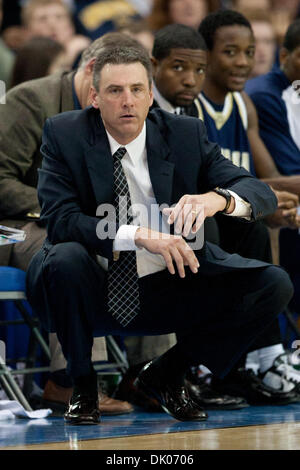 21. Dezember 2010 - Westwood, Kalifornien, USA - Montana State Head Coach Brad Huse während die Montana State Vs UCLA Spiel im Pauley Pavilion. Die UCLA Bruins fuhr fort, um die Montana State Bobcats mit einem Endstand von 75-69 zu besiegen. (Kredit-Bild: © Brandon Parry/Southcreek Global/ZUMAPRESS.com) Stockfoto