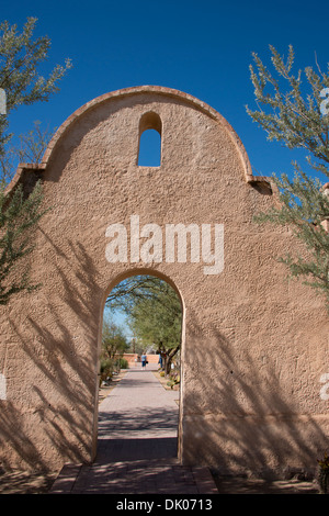 Arizona, Tucson. Historischen maurischen, byzantinischen & mexikanischen Stil Franziskaner-Mission San Xavier del Bac, c. 1783 bis 1797. Stockfoto