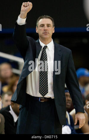 21. Dezember 2010 - Westwood, Kalifornien, USA - Montana State Head Coach Brad Huse während die Montana State Vs UCLA Spiel im Pauley Pavilion. Die UCLA Bruins fuhr fort, um die Montana State Bobcats mit einem Endstand von 75-69 zu besiegen. (Kredit-Bild: © Brandon Parry/Southcreek Global/ZUMAPRESS.com) Stockfoto