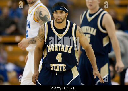 21. Dezember 2010 - Westwood, Kalifornien, USA - Montana State Bobcats bewachen Rod Singleton #4 während die Montana State Vs UCLA Spiel im Pauley Pavilion. Die UCLA Bruins fuhr fort, um die Montana State Bobcats mit einem Endstand von 75-69 zu besiegen. (Kredit-Bild: © Brandon Parry/Southcreek Global/ZUMAPRESS.com) Stockfoto