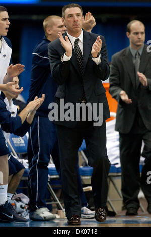 21. Dezember 2010 - Westwood, Kalifornien, USA - Montana State Head Coach Brad Huse während die Montana State Vs UCLA Spiel im Pauley Pavilion. Die UCLA Bruins fuhr fort, um die Montana State Bobcats mit einem Endstand von 75-69 zu besiegen. (Kredit-Bild: © Brandon Parry/Southcreek Global/ZUMAPRESS.com) Stockfoto