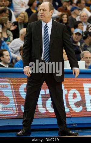 21. Dezember 2010 - Westwood, Kalifornien, USA - UCLA Trainer Ben Howland im ersten Halbjahr die Montana State Vs UCLA Spiel im Pauley Pavilion. Die UCLA Bruins fuhr fort, um die Montana State Bobcats mit einem Endstand von 75-69 zu besiegen. (Kredit-Bild: © Brandon Parry/Southcreek Global/ZUMAPRESS.com) Stockfoto