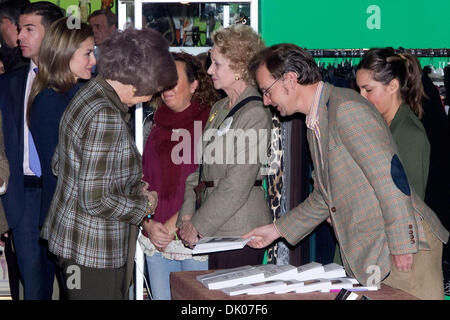 Madrid, Spanien. 29. November 2013. Königin Sofia und Prinzessin Letizia von Spanien besuchen Rastrillo "Nuevo Futuro" am 29. November 2013 in Madrid, Spanien. Bildnachweis: Dpa/Alamy Live-Nachrichten Stockfoto