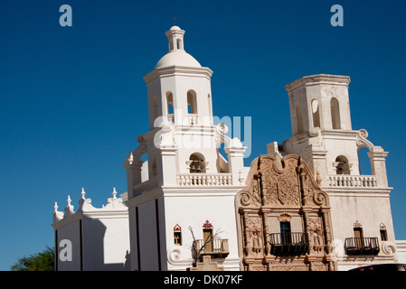 Arizona, Tucson. Historischen maurischen, byzantinischen & mexikanischen Stil Franziskaner-Mission San Xavier del Bac, c. 1783 bis 1797. Stockfoto