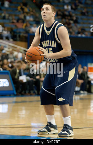 21. Dezember 2010 - Westwood, Kalifornien, USA - Montana State Bobcats weiterleiten Bobby Howard #15 während der Montana State Vs UCLA Spiel im Pauley Pavilion. Die UCLA Bruins fuhr fort, um die Montana State Bobcats mit einem Endstand von 75-69 zu besiegen. (Kredit-Bild: © Brandon Parry/Southcreek Global/ZUMAPRESS.com) Stockfoto