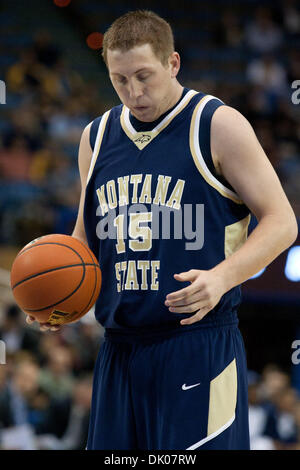 21. Dezember 2010 - Westwood, Kalifornien, USA - Montana State Bobcats weiterleiten Bobby Howard #15 während der Montana State Vs UCLA Spiel im Pauley Pavilion. Die UCLA Bruins fuhr fort, um die Montana State Bobcats mit einem Endstand von 75-69 zu besiegen. (Kredit-Bild: © Brandon Parry/Southcreek Global/ZUMAPRESS.com) Stockfoto