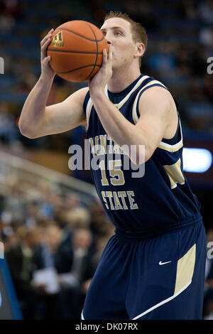 21. Dezember 2010 - Westwood, Kalifornien, USA - Montana State Bobcats weiterleiten Bobby Howard #15 während der Montana State Vs UCLA Spiel im Pauley Pavilion. Die UCLA Bruins fuhr fort, um die Montana State Bobcats mit einem Endstand von 75-69 zu besiegen. (Kredit-Bild: © Brandon Parry/Southcreek Global/ZUMAPRESS.com) Stockfoto