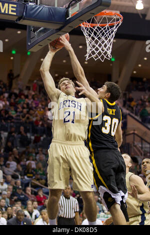 22. Dezember 2010 - Laufwerke Südschlaufe, Indiana, USA - Notre Dame Wache Tim Abromaitis (#21) in den Korb während der Verteidigung von Maryland Baltimore County vorwärts Justin Fry (#30) in Aktion während der NCAA Basketball-Spiel zwischen Maryland Baltimore County und Notre Dame.  Die Notre Dame Fighting Irish besiegte der Maryland Baltimore County Retriever 93-53 im Spiel im Purcell Pavillon bei t Stockfoto