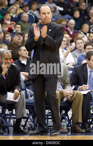 22. Dezember 2010 - South Bend, Indiana, USA - Notre Dame Head Coach Mike Brey bei NCAA Basketball-Spiel zwischen Maryland Baltimore County und Notre Dame.  Die Notre Dame Fighting Irish besiegte der Maryland Baltimore County Retriever 93-53 im Spiel im Purcell-Pavillon im Joyce Center in South Bend, Indiana. (Kredit-Bild: © John Mersits/Southcreek Global/ZUMAPRESS.com) Stockfoto