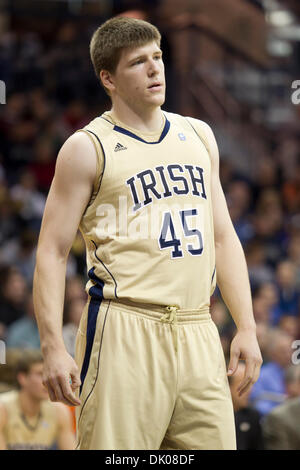 22. Dezember 2010 - South Bend, Indiana, USA - Notre Dame weiterleiten Jack Cooley (#45) während Aktion der NCAA Basketball-Spiel zwischen Maryland Baltimore County und Notre Dame.  Die Notre Dame Fighting Irish besiegte der Maryland Baltimore County Retriever 93-53 im Spiel im Purcell-Pavillon im Joyce Center in South Bend, Indiana. (Kredit-Bild: © John Mersits/Southcreek Global/ZUMAPRES Stockfoto