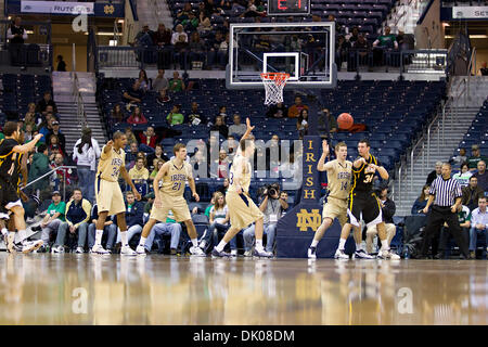 22. Dezember 2010 - South Bend, Indiana, USA - Notre-Dame-Spieler verteidigen während Aktion der NCAA Basketball-Spiel zwischen Maryland Baltimore County und Notre Dame.  Die Notre Dame Fighting Irish besiegte der Maryland Baltimore County Retriever 93-53 im Spiel im Purcell-Pavillon im Joyce Center in South Bend, Indiana. (Kredit-Bild: © John Mersits/Southcreek Global/ZUMAPRESS.com) Stockfoto