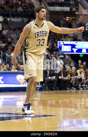 22. Dezember 2010 - South Bend, Indiana, USA - Notre Dame Guard Mike Broghammer (#33) während Aktion der NCAA Basketball-Spiel zwischen Maryland Baltimore County und Notre Dame.  Die Notre Dame Fighting Irish besiegte der Maryland Baltimore County Retriever 93-53 im Spiel im Purcell-Pavillon im Joyce Center in South Bend, Indiana. (Kredit-Bild: © John Mersits/Southcreek Global/ZUMAPRE Stockfoto