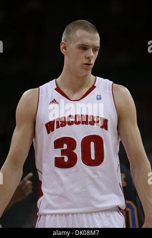 23. Dezember 2010 - Madison, Wisconsin, USA - Wisconsin vorwärts Jon Leuer (30) erzielte 17 seiner 19 Punkte im ersten Halbjahr Aktion. Wisconsin Badgers besiegte die Coppin Zustand Adler 80-56 im Kohl Center in Madison, Wisconsin. (Kredit-Bild: © John Fisher/Southcreek Global/ZUMAPRESS.com) Stockfoto