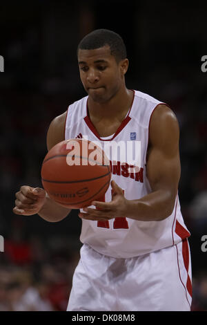 23. Dezember 2010 - Madison, Wisconsin, USA - Wisconsin bewachen Jordan Taylor (11) an der Freiwurflinie. Taylor hatte 19 Punkte im Spiel. Wisconsin Badgers besiegte die Coppin Zustand Adler 80-56 im Kohl Center in Madison, Wisconsin. (Kredit-Bild: © John Fisher/Southcreek Global/ZUMAPRESS.com) Stockfoto