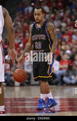 23. Dezember 2010 - guard Madison, Wisconsin, USA - Coppin State Tony Gallo (12) dribbelt sich das Gericht in zweiten Hälfte Aktion. Wisconsin Badgers besiegte die Coppin Zustand Adler 80-56 im Kohl Center in Madison, Wisconsin. (Kredit-Bild: © John Fisher/Southcreek Global/ZUMAPRESS.com) Stockfoto