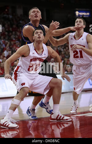 23. Dezember 2010 - Madison, Wisconsin, USA - Wisconsin vorwärts Keaton Nankivil (52) blockiert Coppin Zustand zentrieren Ceslovas Kucinskas (50) auf den Schuss. Wisconsin Badgers besiegte die Coppin Zustand Adler 80-56 im Kohl Center in Madison, Wisconsin. (Kredit-Bild: © John Fisher/Southcreek Global/ZUMAPRESS.com) Stockfoto