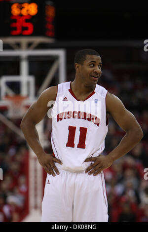 23. Dezember 2010 - Madison, Wisconsin, USA - Wisconsin Wache Jordan Taylor (11) 19 Punkte im Spiel erzielt. Wisconsin Badgers besiegte die Coppin Zustand Adler 80-56 im Kohl Center in Madison, Wisconsin. (Kredit-Bild: © John Fisher/Southcreek Global/ZUMAPRESS.com) Stockfoto