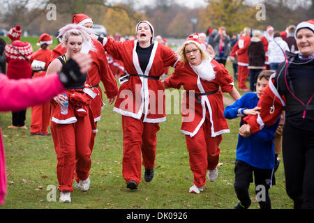 Läufer teilnehmen in der jährlichen Santa 5km Fun Run in Bushy Park, Hampton, TW11 0EQ UK der Veranstaltung besteht darin, Gelder für die Prinzessin Alice Hospiz. © David Gee. Stockfoto