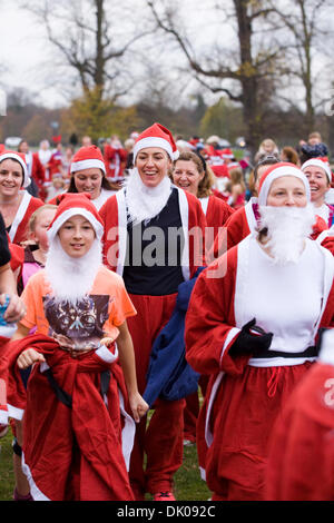 Hampton, London. 1. Dezember 2013. Um die festliche Adventszeit Weihnachten starten, Läufer teilnehmen in der jährlichen Santa 5km Fun Run in Bushy Park, Hampton, TW11 0EQ UK der Veranstaltung ist um Spenden für die Prinzessin Alice Hospiz sammeln. Bildnachweis: David Gee/Alamy Live-Nachrichten Stockfoto