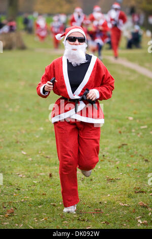 Hampton, London. 1. Dezember 2013. Um die festliche Adventszeit Weihnachten starten, Läufer teilnehmen in der jährlichen Santa 5km Fun Run in Bushy Park, Hampton, TW11 0EQ UK der Veranstaltung ist um Spenden für die Prinzessin Alice Hospiz sammeln. Bildnachweis: David Gee/Alamy Live-Nachrichten Stockfoto