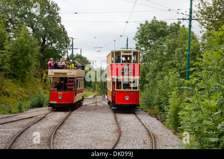 Southampton 45 (1903) & London Transport 1622 (1912) Straßenbahnen an Herrlichkeit mir Endstation Straßenbahn Nationalmuseum, Crich, Derbyshire, UK Stockfoto