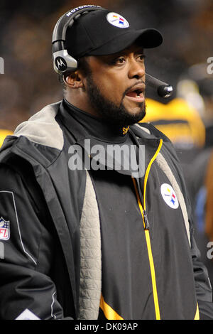 24. Dezember 2010 - PENNSYLVANNIA, Pittsburgh, USA - Pittsburgh Steelers Kopf Coach Mike Tomlin an der Seitenlinie im ersten Quartal, wie die Steelers die Panthers bei Heinz Field in Pittsburgh, PA übernehmen... Die Steelers besiegen die Panthers, 27-3 (Credit-Bild: © Dean Beattie/Southcreek Global/ZUMAPRESS.com) Stockfoto