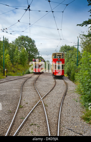 Southampton 45 (1903) & London Transport 1622 (1912) Straßenbahnen an Herrlichkeit mir Endstation Straßenbahn Nationalmuseum, Crich, Derbyshire, UK Stockfoto