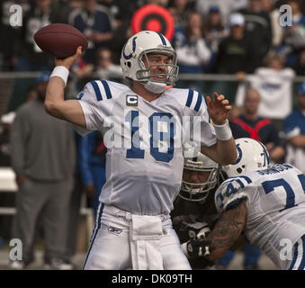 26. Dezember 2010 - Oakland, CA, USA - Oakland Raiders Vs Indianapolis Colts im Oakland-Alameda County Coliseum Sonntag, 26. Dezember 2010.  Indianapolis Colts Quarterback Peyton Manning #18 übergibt Feld unten im Spiel... Raiders verlieren, Colts 26 bis 31 (Credit-Bild: © Al Golub/ZUMAPRESS.com) Stockfoto