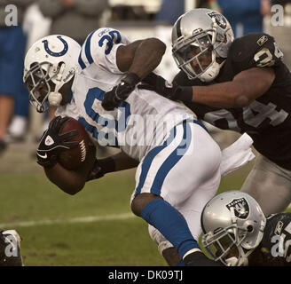 26. Dezember 2010 - Oakland, CA, USA - Oakland Raiders Vs Indianapolis Colts im Oakland-Alameda County Coliseum Sonntag, 26. Dezember 2010. Oakland Raiders Sicherheit Michael Huff #24 und Linebacker Rolando McClain #55 hängen an Indianapolis Colts Runningback Dominic Rhodes #30..Raiders locker um Colts 26 bis 31 (Credit-Bild: © Al Golub/ZUMAPRESS.com) Stockfoto