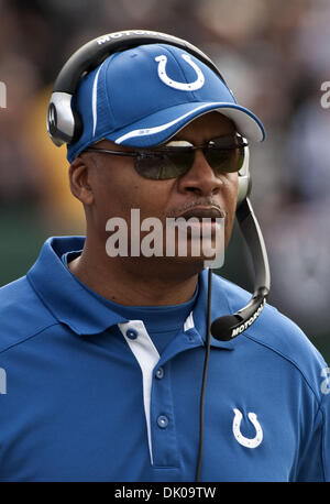 26. Dezember 2010 - Oakland, CA, USA - Oakland Raiders Vs Indianapolis Colts im Oakland-Alameda County Coliseum Sonntag, 26. Dezember 2010.  Colts Head Coach Jim Cadwell.Raiders locker um Colts 26 bis 31 (Credit-Bild: © Al Golub/ZUMAPRESS.com) Stockfoto