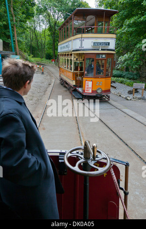 Glasgow tram No: 22 (1922) Weitergabe Sheffield tram Nr.: 74 (1900) im Musée National Tramway in Crich, Derbyshire, UK Stockfoto