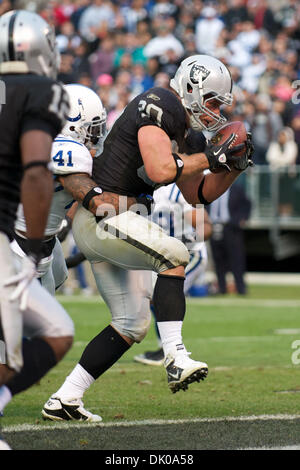 26. Dezember 2010 - Oakland, California, Vereinigte Staaten von Amerika - Oakland Raiders-Tight-End Zach Miller (80) fängt einen Touchdown-Pass unter Druck von Indianapolis Colts Safety Antoine Bethea (41), während die NFL-Spiel zwischen den Oakland Raiders und die Indianapolis Colts im Oakland-Alameda County Coliseum.  Die Colts schlagen die Raiders 31-26. (Kredit-Bild: © Matt Cohen/Southcreek G Stockfoto