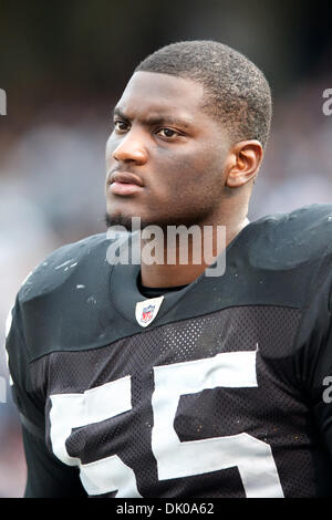 26. Dezember 2010 - Oakland, California, Vereinigte Staaten von Amerika - Oakland Raiders Linebacker Rolando McClain (55) durchschreitet die Seitenlinie in der NFL-Spiel zwischen den Oakland Raiders und die Indianapolis Colts im Oakland-Alameda County Coliseum.  Die Colts schlagen die Raiders 31-26. (Kredit-Bild: © Matt Cohen/Southcreek Global/ZUMAPRESS.com) Stockfoto