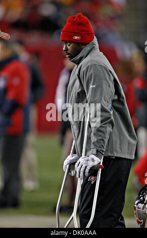 26. Dezember 2010 - DANIEL WALLACE |   Times.TP 328135 WALL Bucs 18 (26.12.2010 Tampa) Tampa Bay Buccaneers Wide Receiver Arrelious Benn (17) Uhren von der Seitenlinie auf Krücken, nachdem er in der ersten Hälfte verletzt. ZWEITE Hälfte: Die Tampa Bay Buccaneers spielen die Seattle Seahawks im Raymond James Stadium in Tampa, Fl. Die Bucs gewann 38-17. [DANIEL WALLACE, mal] (Kredit-Bild: © St.. Stockfoto