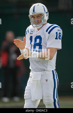26. Dezember 2010 - Oakland, Kalifornien, USA - Indianapolis Colts quarterback PEYTON MANNING #18, während das NFL-Spiel zwischen den Oakland Raiders und die Indianapolis Colts. (Kredit-Bild: © William Mancebo/ZUMAPRESS.com) Stockfoto