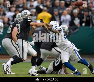 26. Dezember 2010 - Oakland, Kalifornien, USA - Oakland Raiders quarterback JASON CAMPBELL #8 in Aktion gegen die Indianapolis Colts im Oakland Coliseum. (Kredit-Bild: © William Mancebo/ZUMAPRESS.com) Stockfoto