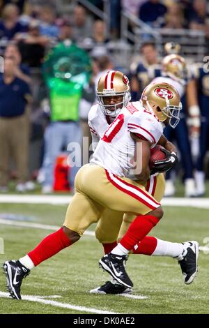 26. Dezember 2010 - Saint Louis, Missouri, USA - San Francisco 49ers quarterback Troy Smith (1) Hände des Balles zu San Francisco 49ers Runningback Brian Westbrook (20) während eines Spiels zwischen den St. Louis Rams und die San Francisco 49ers im Edward Jones Dome in Saint Louis, Missouri. Die Rams besiegte die 49ers 25-17. (Kredit-Bild: © Jimmy Simmons/Southcreek Global/ZUMAPRESS.c Stockfoto