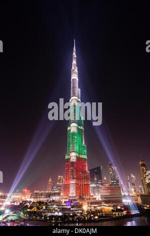 Dubai, Vereinigte Arabische Emirate. 1. Dezember 2013. Burj Khalifa Tower beleuchtet in den weißen, grünen und roten Farben der Flagge der Vereinigten Arabischen Emirate, der 42. Nationalfeiertag zu feiern. Bildnachweis: Iain Masterton/Alamy Live-Nachrichten Stockfoto