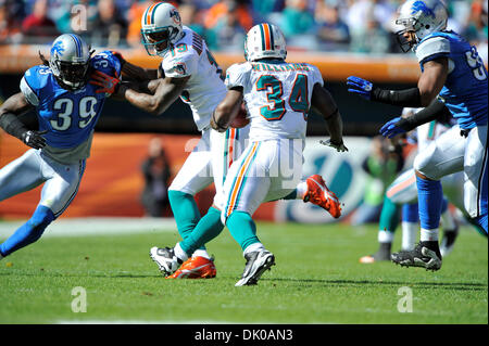 26. Dezember 2010 besiegte - Miami Gardens, Florida, Vereinigte Staaten von Amerika - Miami Dolphins Runningback Ricky Williams (34) Köpfe, Feld in Aktion bei Sun Life Stadium als die Löwen zu öffnen die Delphine 34-27. (Kredit-Bild: © Brad Barr/Southcreek Global/ZUMAPRESS.com) Stockfoto
