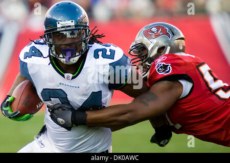 26. Dezember 2010 bekommt - Tampa, Florida, USA - Seattle Seahawks Runningback Marshawn Lynch (24) von Tampa Bay Buccaneers Linebacker Adam Hayward (57) versenkt... Die Tampa Buccaneers führen die Seattle Seahawks 17-7 (Credit-Bild: © Anthony Smith/Southcreek Global/ZUMAPRESS.com) Stockfoto