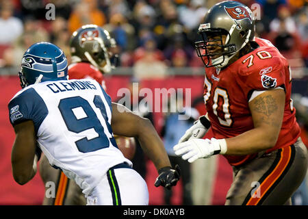 26. Dezember 2010 - Tampa, Florida, USA - Tampa Bay Buccaneers beleidigender Gerät hält Donald Penn (70) Seattle Seahawks defensive end Chris Clemons (91) in Schach. . Die Tampa Buccaneers besiegen die Seattle Seahawks 38-15 (Credit-Bild: © Anthony Smith/Southcreek Global/ZUMAPRESS.com) Stockfoto