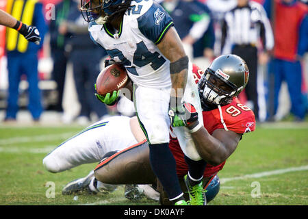 26. Dezember 2010 - Tampa, Florida, USA - Tampa Bay Buccaneers defensive Tackle Ryan Sims (98) senkt Seattle Seahawks Marshawn Lynch (24)... Die Tampa Buccaneers besiegen die Seattle Seahawks 38-15 (Credit-Bild: © Anthony Smith/Southcreek Global/ZUMAPRESS.com) Stockfoto