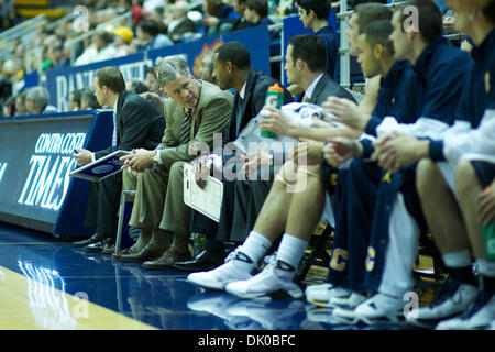 28. Dezember 2010 - Berkeley, California, Vereinigte Staaten von Amerika - Cal Kopf Trainer Mike Montgomery Gespräche mit einem Assistenten auf der Bank während der NCAA Basketball-Spiel zwischen den Hartford Hawks und die California Golden Bears im Haas-Pavillon.  Cal schlagen Hartford 74-56. (Kredit-Bild: © Matt Cohen/Southcreek Global/ZUMAPRESS.com) Stockfoto