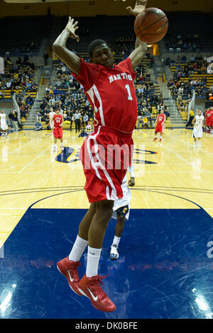 28. Dezember 2010 endet - Berkeley, California, Vereinigte Staaten von Amerika - Hartford Hawks Wache Milton Burton (1) eine schnelle Pause mit einem Dunk während der NCAA Basketball-Spiel zwischen den Hartford Hawks und die California Golden Bears im Haas-Pavillon.  Cal schlagen Hartford 74-56. (Kredit-Bild: © Matt Cohen/Southcreek Global/ZUMAPRESS.com) Stockfoto