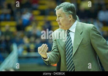 28. Dezember 2010 - Berkeley, California, Vereinigte Staaten von Amerika - Cal Cheftrainer Mike Montgomery beauftragt seinen Spielern während der NCAA Basketball-Spiel zwischen den Hartford Hawks und die California Golden Bears im Haas-Pavillon.  Cal schlagen Hartford 74-56. (Kredit-Bild: © Matt Cohen/Southcreek Global/ZUMAPRESS.com) Stockfoto