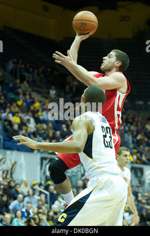 28. Dezember 2010 - Berkeley, California, Vereinigte Staaten von Amerika - Hartford Hawks hüten Joe Zeglinski (24) zieht für einen Schuss bei der NCAA Basketball-Spiel zwischen den Hartford Hawks und die California Golden Bears im Haas-Pavillon.  Cal schlagen Hartford 74-56. (Kredit-Bild: © Matt Cohen/Southcreek Global/ZUMAPRESS.com) Stockfoto