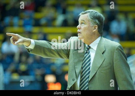 28. Dezember 2010 - Berkeley, California, Vereinigte Staaten von Amerika - Cal Cheftrainer Mike Montgomery fordert ein Spiel während der NCAA Basketball-Spiel zwischen den Hartford Hawks und die California Golden Bears im Haas-Pavillon.  Cal schlagen Hartford 74-56. (Kredit-Bild: © Matt Cohen/Southcreek Global/ZUMAPRESS.com) Stockfoto