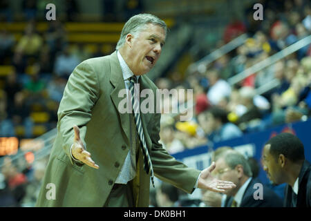 28. Dezember 2010 - Berkeley, California, Vereinigte Staaten von Amerika - Cal Cheftrainer Mike Montgomery züchtigt Spieler auf der Bank während der NCAA Basketball-Spiel zwischen den Hartford Hawks und die California Golden Bears im Haas-Pavillon.  Cal schlagen Hartford 74-56. (Kredit-Bild: © Matt Cohen/Southcreek Global/ZUMAPRESS.com) Stockfoto