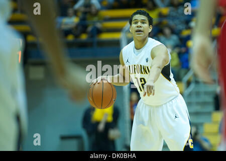 28. Dezember 2010 - Berkeley, California, Vereinigte Staaten von Amerika - California Golden Bears Guard Brandon Smith (12) leitet die Cal-Offensive bei der NCAA Basketball-Spiel zwischen den Hartford Hawks und die California Golden Bears im Haas-Pavillon.  Cal schlagen Hartford 74-56. (Kredit-Bild: © Matt Cohen/Southcreek Global/ZUMAPRESS.com) Stockfoto